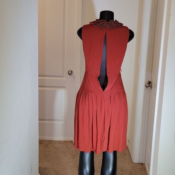 ADRIANA PAPELL PETITE V-NECK SLEEVELESS DRESS - Picture 9 of 13
